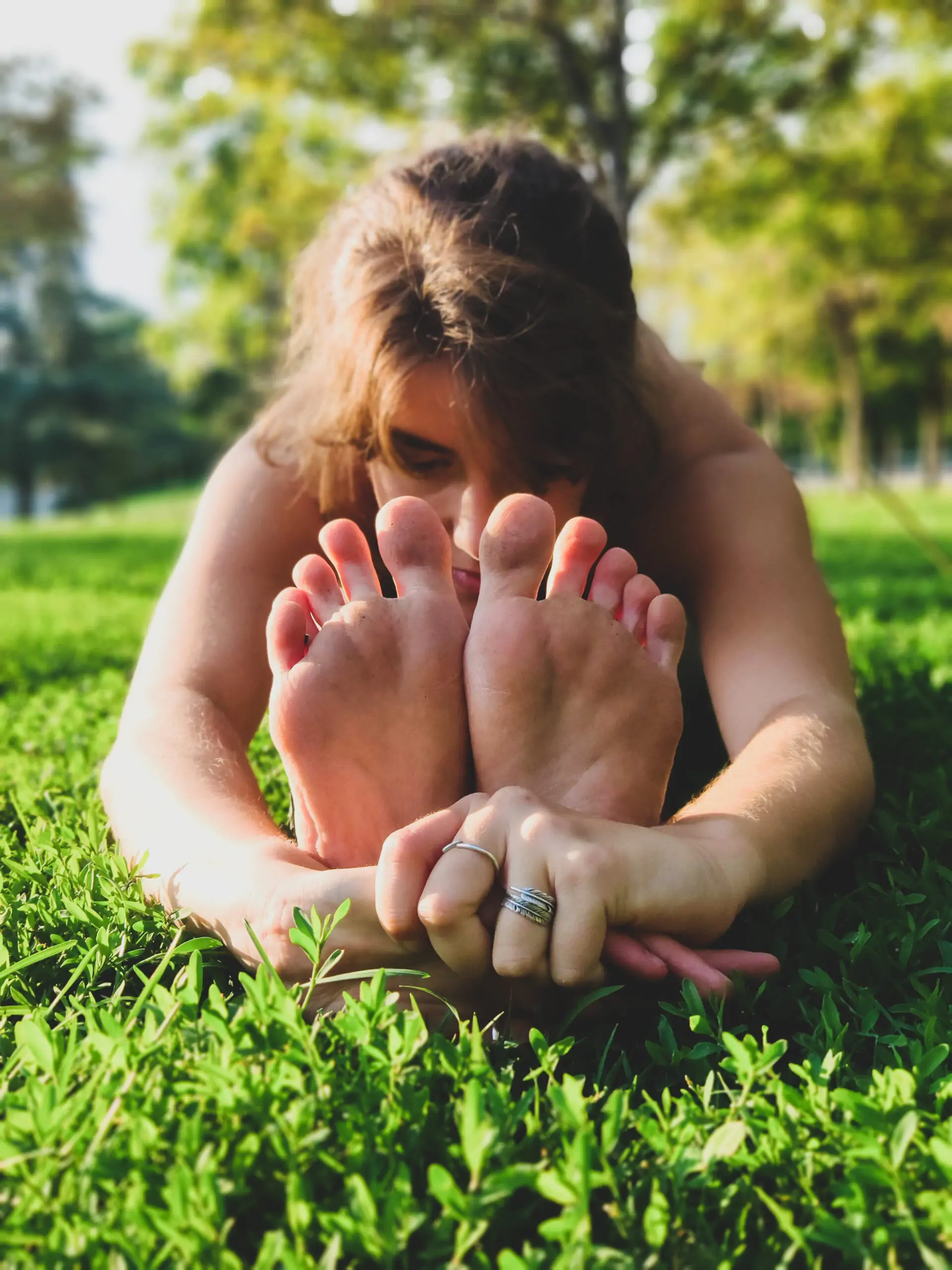 Mireia haciendo paschimottanasana en la naturaleza