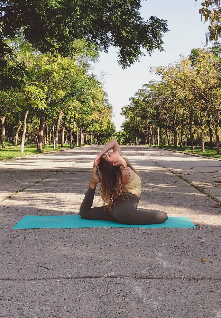 Emeyoga , postura de Yoga Epa Pada Rajakapotasana