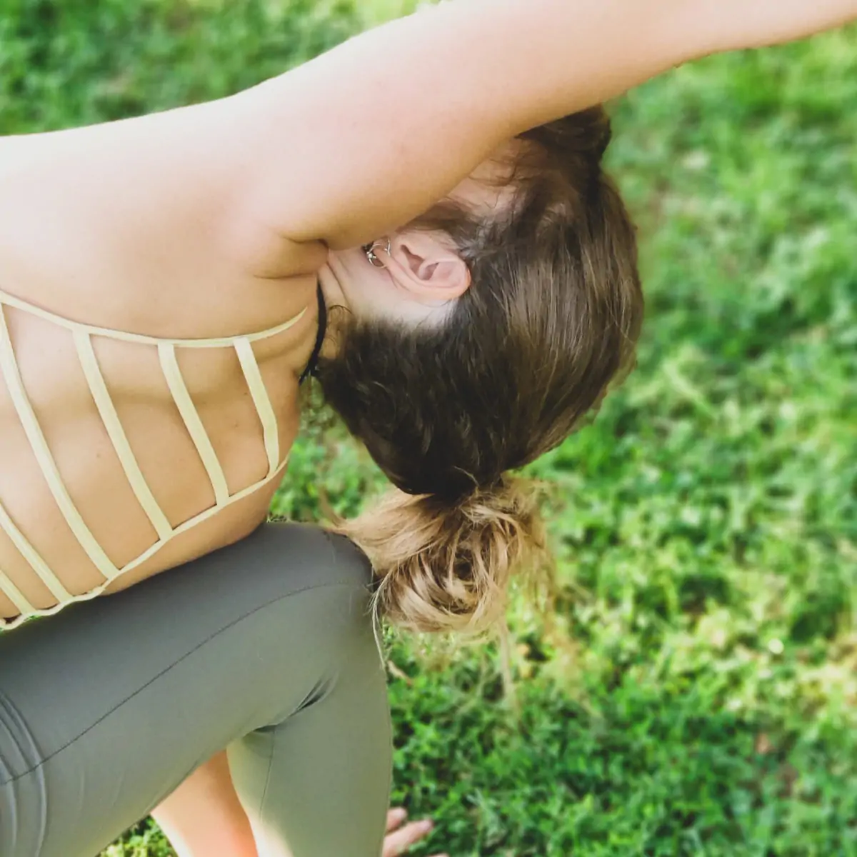 Mireia haciendo utthita parsvakonasana en la naturaleza, Vinyasa Yoga
